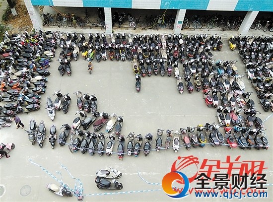 大學(xué)校園里停放著不少電動(dòng)車(chē)